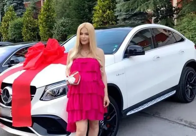 Подарък за ЧРД: Мис България Вероника Стефанова с нов джип за 100 бона