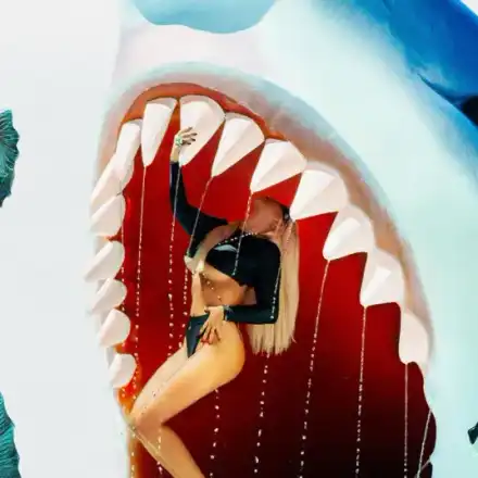 Полуголата Андреа се натика в устата на акула