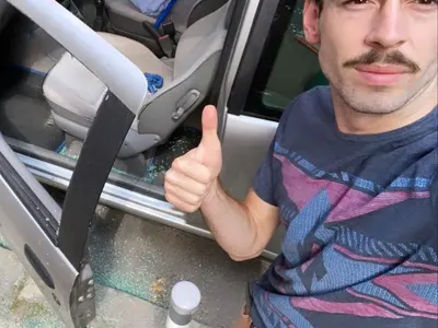 Разбиха колата на млад актьор! Ето какво му откраднаха!