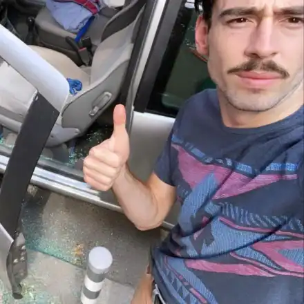 Разбиха колата на млад актьор! Ето какво му откраднаха!