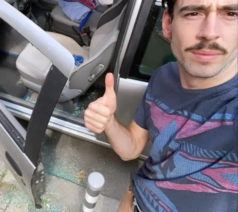 Разбиха колата на млад актьор! Ето какво му откраднаха!