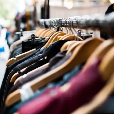 Разумно ли е да купуваме дрехи втора употреба?