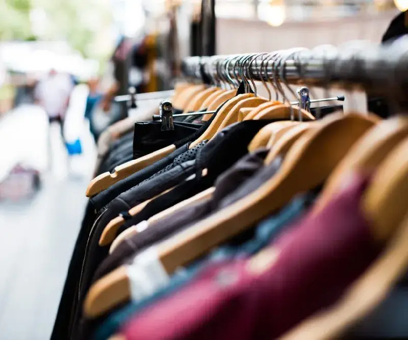 Разумно ли е да купуваме дрехи втора употреба?