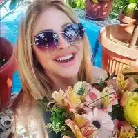 Рени получи цветя без повод от любимия си! Певицата щастлива и влюбена