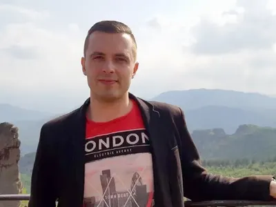 Рогоносец не спира да терозризира водещия Валери Генов