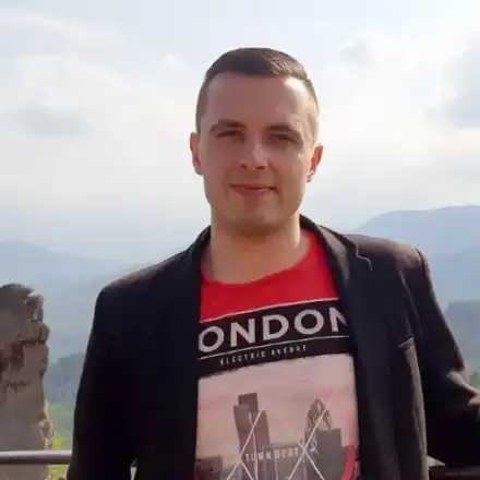 Рогоносец не спира да терозризира водещия Валери Генов