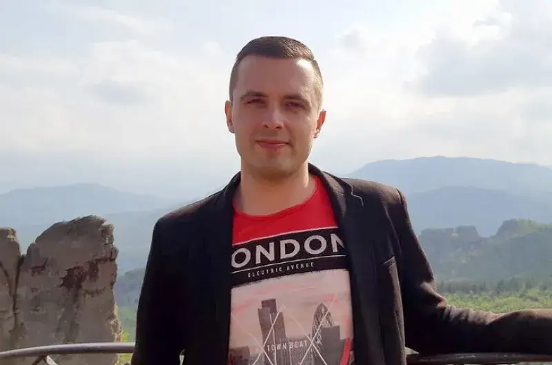 Рогоносец не спира да терозризира водещия Валери Генов