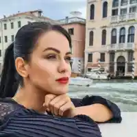 Романтично бягство за най-горещата футболна съпруга