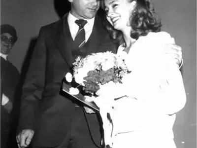 С писмо по пощата Роси Кирилова съобщила на баща си, че се е омъжила