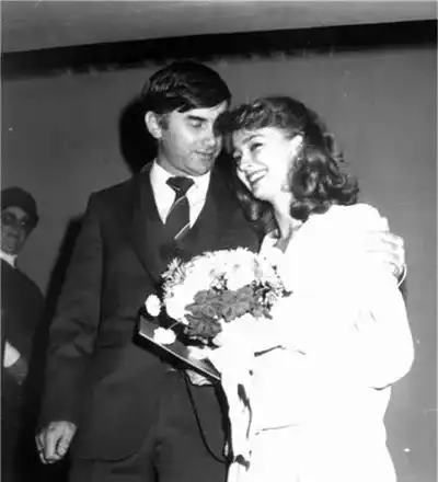 С писмо по пощата Роси Кирилова съобщила на баща си, че се е омъжила