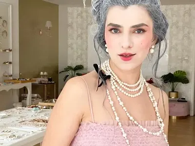 Салма Хайек забеляза Андреа Банда Банда