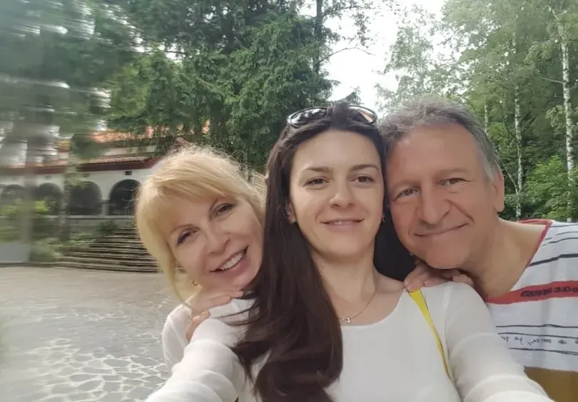 Щерката на здравния министър тъне в лукс в Швейцария (СНИМКИ)