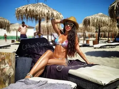 Славея Сиракова пръска сексапил край морето