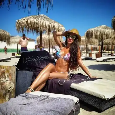 Славея Сиракова пръска сексапил край морето