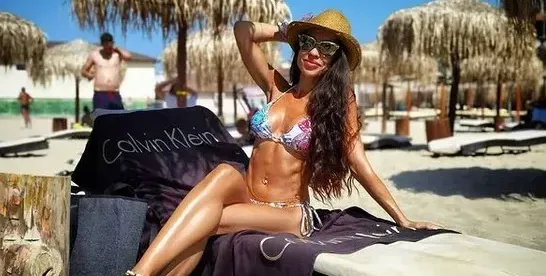 Славея Сиракова пръска сексапил край морето