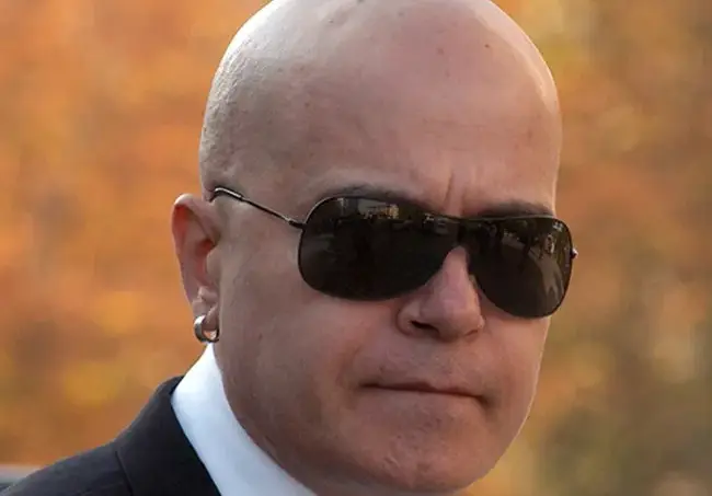 Слави продава военно поделение в родното си село