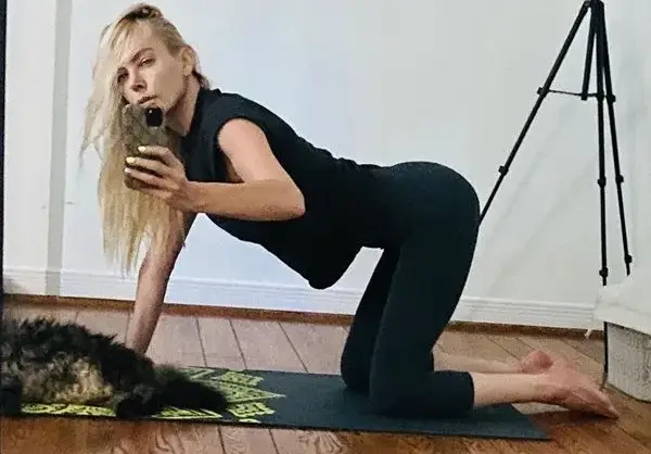 Соня Васи прави йога с котка