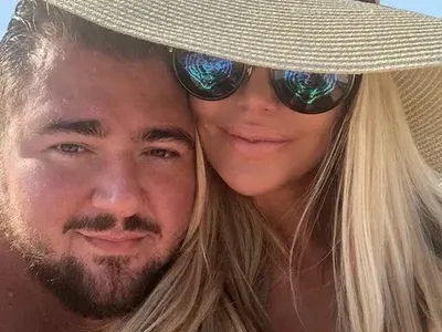 Светлето омайва Гущеров със захаросани слова за тригодишнината от брака им