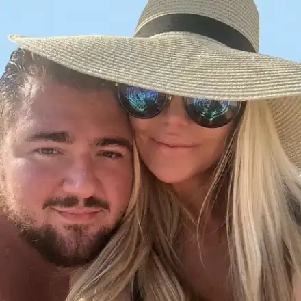 Светлето омайва Гущеров със захаросани слова за тригодишнината от брака им