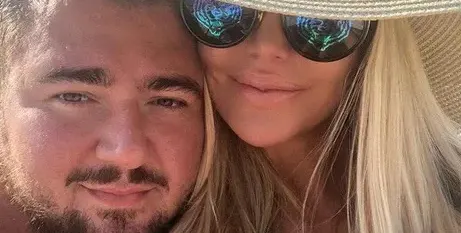 Светлето омайва Гущеров със захаросани слова за тригодишнината от брака им