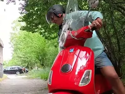 Тишо Близнака  си крие моторетката по храстите