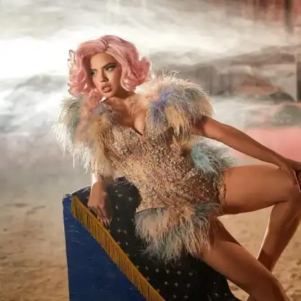 В името на изкуството: Дара спука вена!