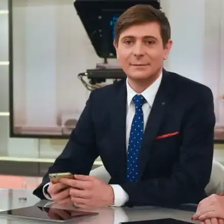 Виктор Николаев кара втора младост (Водещият купонясва без жена си)