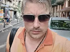 Владо Карамазов  с прическа ала  Бойко Рашков