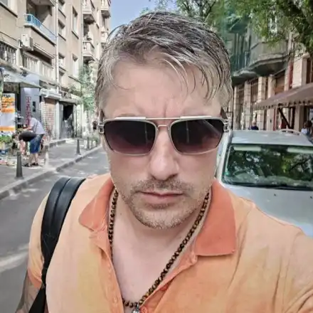 Владо Карамазов  с прическа ала  Бойко Рашков