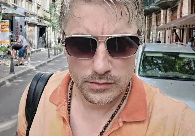 Владо Карамазов  с прическа ала  Бойко Рашков