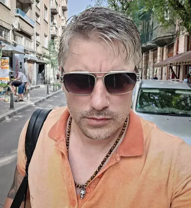 Владо Карамазов  с прическа ала  Бойко Рашков