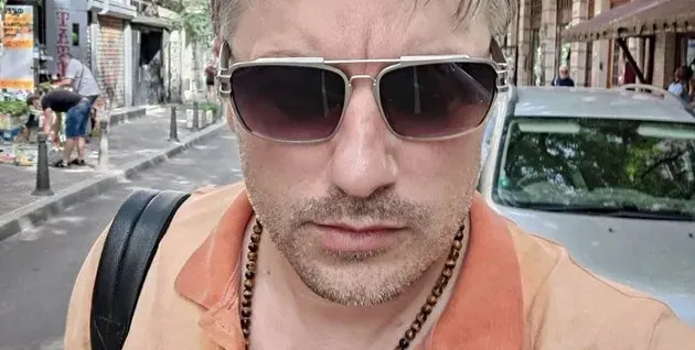 Владо Карамазов  с прическа ала  Бойко Рашков