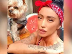 Ани Хоанг се радва на малък дребосък