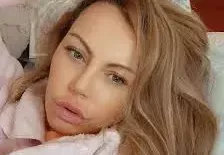 Камелия разпуска с узо на плажа
