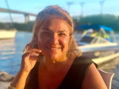 Марта Вачкова надяна скафандър (Актрисата опъна бръчки с кислород)