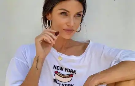 100% натурална: Диляна Попова заголи бюст на 40 г. (Снимка в галерията)