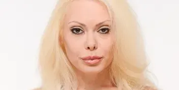 Албена Вулева пъчи нещо като деколте