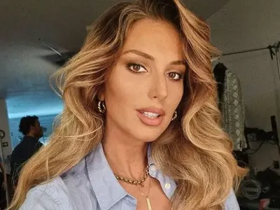 Алекс Петканова отиде на село! Какво прави в сламата? (СНИМКИ)