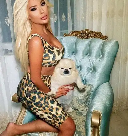 Андреева  готви супа с бижута и слънчеви очила