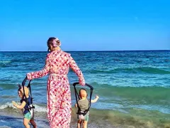 Ася Капчикова на море с близнаците