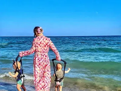 Ася Капчикова на море с близнаците