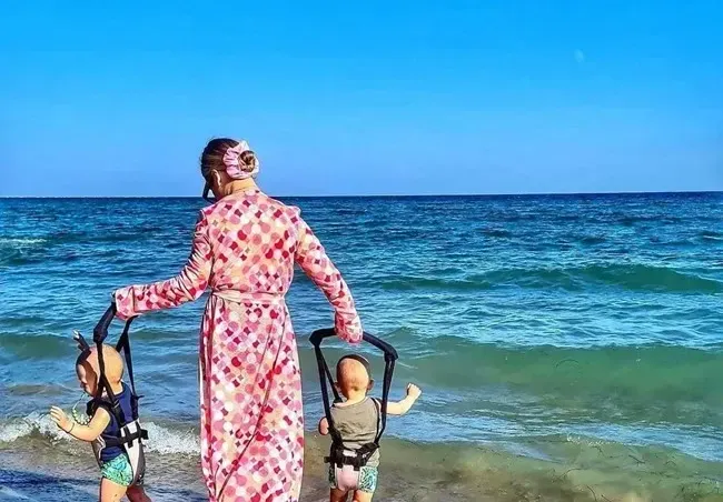 Ася Капчикова на море с близнаците