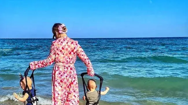 Ася Капчикова на море с близнаците