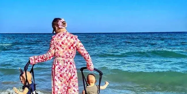 Ася Капчикова на море с близнаците