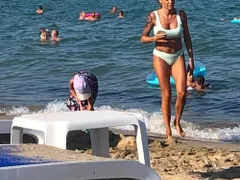 Черната Златка кърши дупе на плажа (Папарашки снимки)