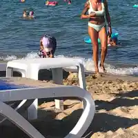 Черната Златка кърши дупе на плажа (Папарашки снимки)