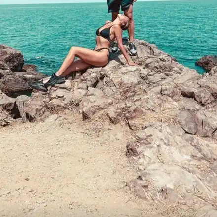 Дара смени Папи Ханс със студент по маркетинг (Вижте новия й - Снимки)