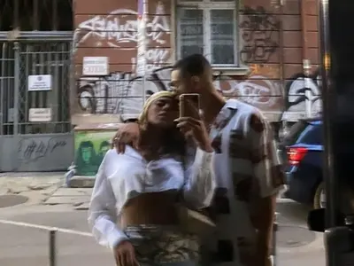 Дара смени Папи Ханс със студент по маркетинг (Вижте новия й - Снимки)