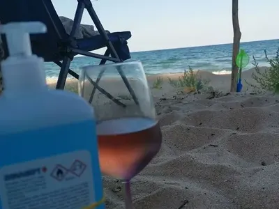 Деян Донков показа как се спасява от комарите на плажа