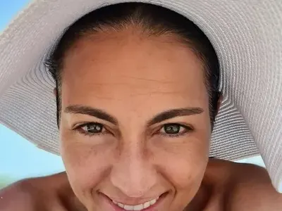 Деси Стоянова се показа без грим от плажа